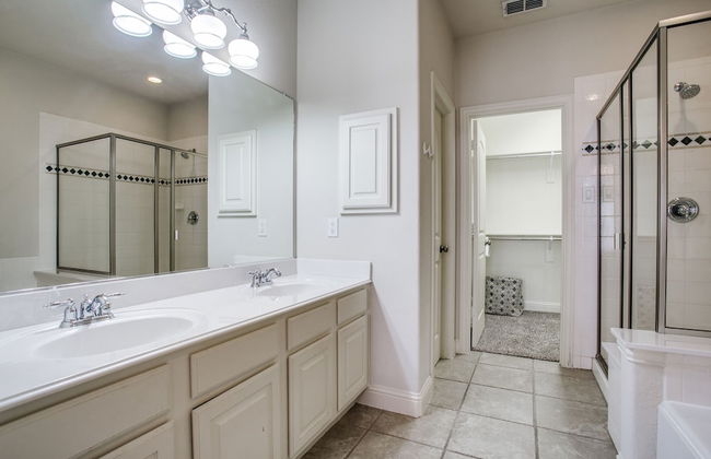 Beautifully furnished TownHome at shops - Photo 19