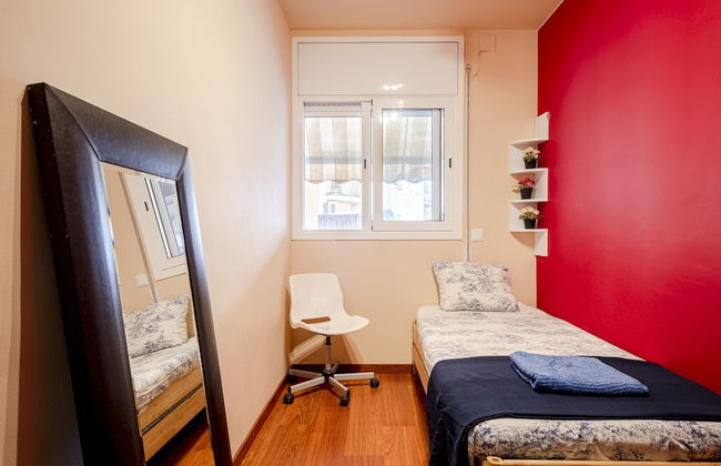 Comfortable 3BR Apartment Close to Placa Espana and Sants Station - Photo 8