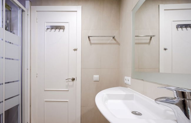 Comfortable 3BR Apartment Close to Placa Espana and Sants Station - Photo 24