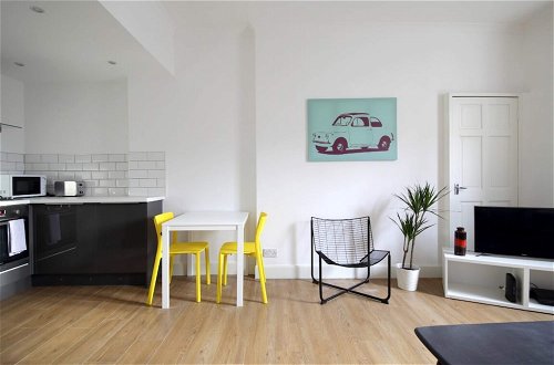 Photo 10 - Modern Apartment in the Heart of Edinburgh