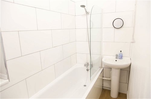 Photo 21 - Spacious Two Bed in Hackney