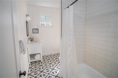 Photo 11 - Cozy Remodeled 2br 1ba Near Downtown