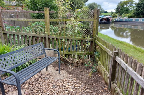 Photo 18 - Canalside Village House in Northampton, England