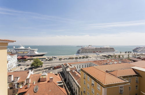 Photo 22 - JOIVY Bright 2BR Apt w/River Views &balcony in Alfama, moments from Santa Apolonia train station