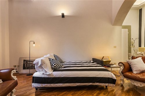Photo 6 - Luxury Large Loft by Dante House, Top Location