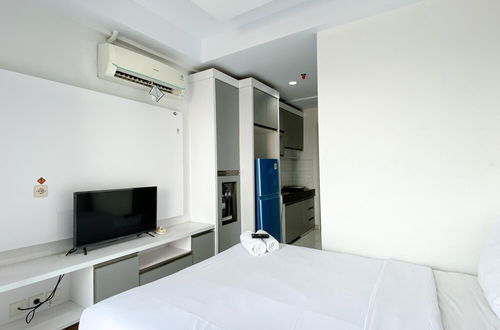 Foto 4 - Minimalist And Nice Studio At Azalea Suites Apartment