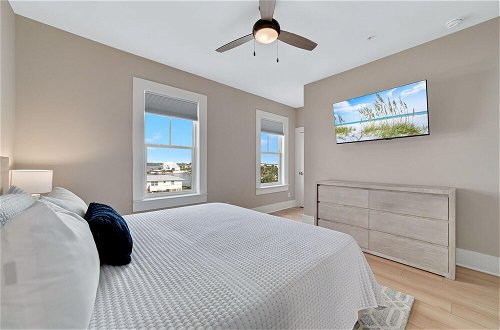 Photo 7 - New Luxury Home, 3bd/4ba w/ Pool & Beach Access