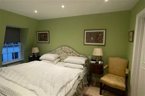 Photo 2 - Expansive 4BD Home- 15 min From Buckingham Palace
