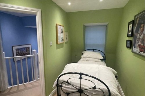 Photo 8 - Expansive 4BD Home- 15 min From Buckingham Palace