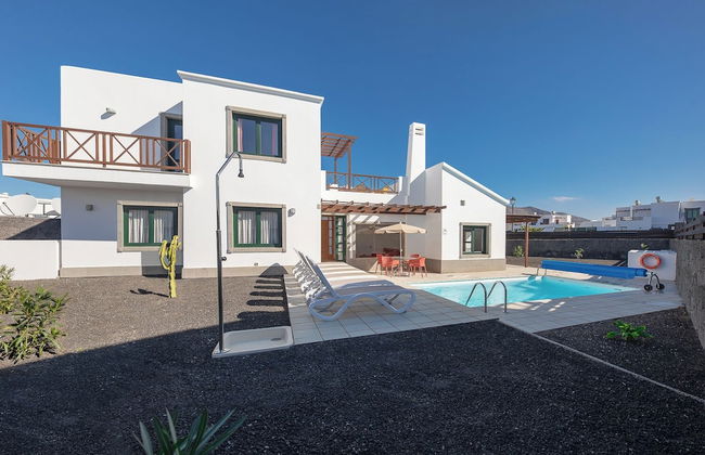 Camelot ​Holiday Homes by LIVVO - Photo 16