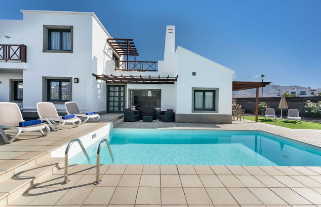 Camelot ​Holiday Homes by LIVVO - Photo 1