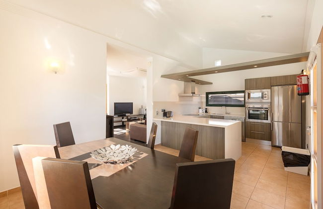 Camelot ​Holiday Homes by LIVVO - Photo 9