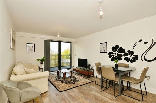 Photo 1 - Contemporary 2 bed apartment - Ashford