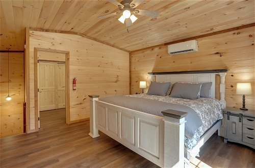 Foto 16 - Lakeside Trenton Cabin on 7-acre Property