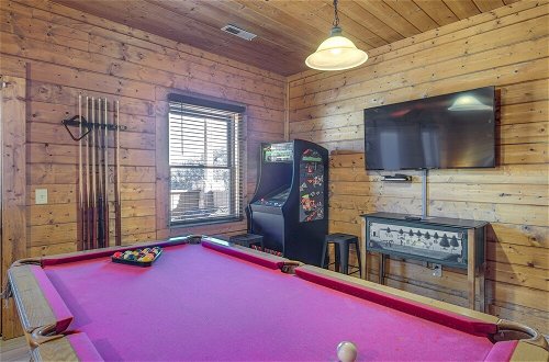 Foto 31 - Spacious Sevierville Cabin: Fireplace & Pool Table