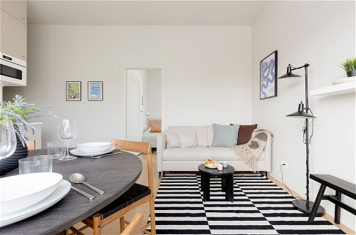 Photo 11 - Bright Two Bedroom Apartment by Renters