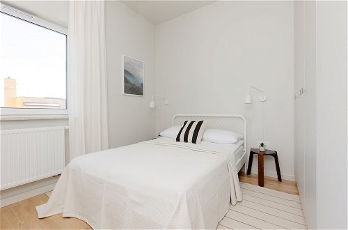 Foto 7 - Bright Two Bedroom Apartment by Renters