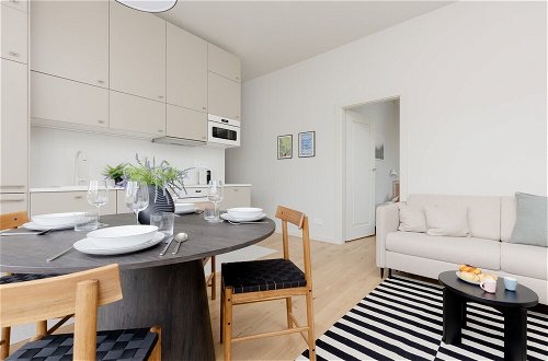 Foto 18 - Bright Two Bedroom Apartment by Renters