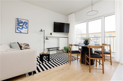 Foto 8 - Bright Two Bedroom Apartment by Renters