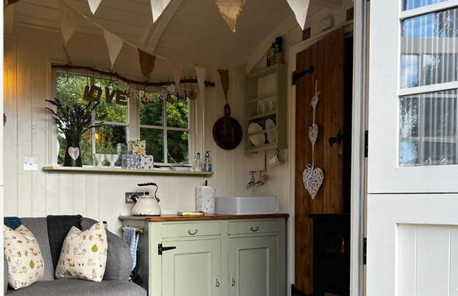 1 Bed Glamping Hut - Firepit, Fireplace, Views - Foto 11