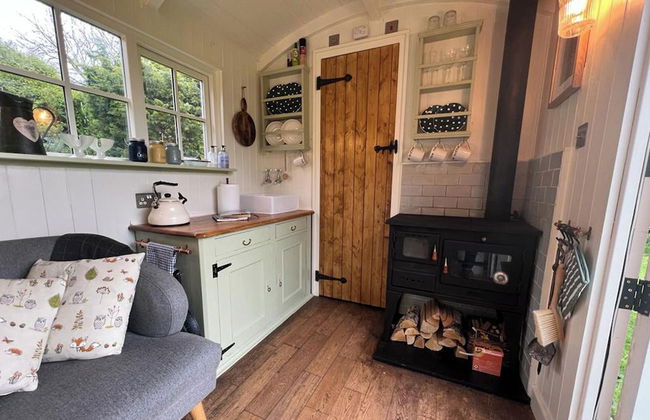1 Bed Glamping Hut - Firepit, Fireplace, Views - Foto 5