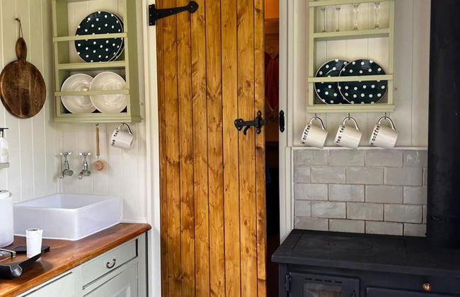 1 Bed Glamping Hut - Firepit, Fireplace, Views - Foto 6