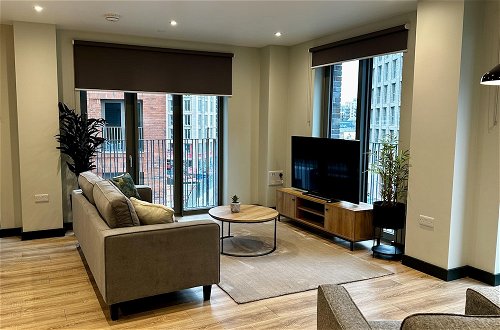 Photo 13 - Spacious & Luxurious 2-bed Apartment in London