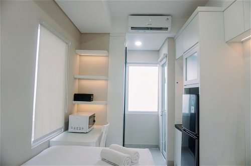 Photo 2 - Cozy Stay Studio (No Kitchen) Apartment At B Residence