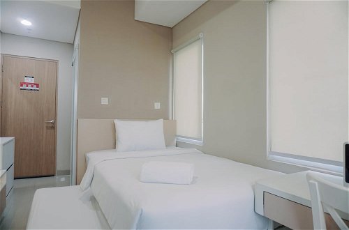 Foto 4 - Cozy Stay Studio (No Kitchen) Apartment At B Residence
