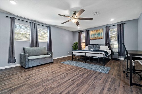 Photo 3 - Step Into Comfort in This 3br/2ba Downtown Retreat