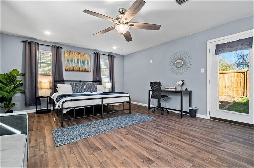 Foto 4 - Step Into Comfort in This 3br/2ba Downtown Retreat