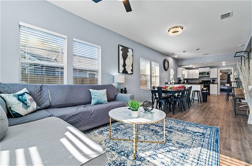 Foto 15 - Step Into Comfort in This 3br/2ba Downtown Retreat