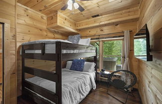 Photo 2 - Bankhead Lodge by Avantstay Waterfront Log Cabin