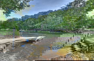 Foto 2 - Waterfront 1-acre Private Dock, Hot Tub, Firepit Bankhead Lodge by Avantstay