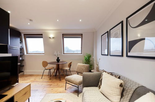 Photo 3 - The Butterfield Green - Spacious 1bdr Flat