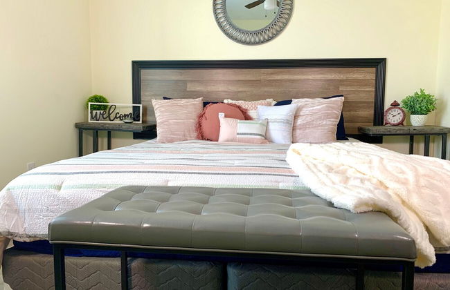 The Eastside Manor - Private Yard & Parking, Near Falls & Casino by Niagara Hospitality - Foto 2