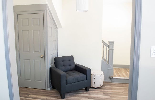 The Eastside Manor - Private Yard & Parking, Near Falls & Casino by Niagara Hospitality - Foto 16