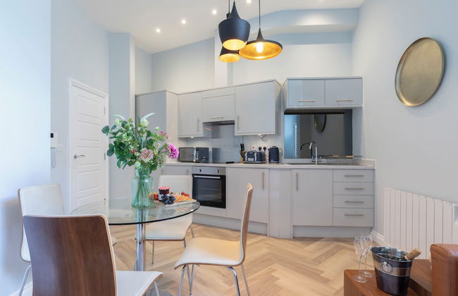 Elliot Oliver - Stylish 2 Bedroom Town Centre Apartment - Foto 8