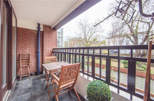 Photo 11 - Large 2 Bedroom, 2 Bathroom Apartment, Moments From King's Road - Edith Terrace