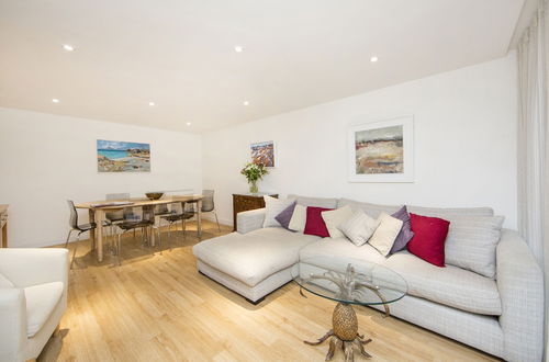 Photo 1 - Large 2 Bedroom, 2 Bathroom Apartment, Moments From King's Road - Edith Terrace