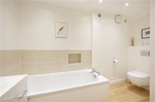Photo 13 - Large 2 Bedroom, 2 Bathroom Apartment, Moments From King's Road - Edith Terrace