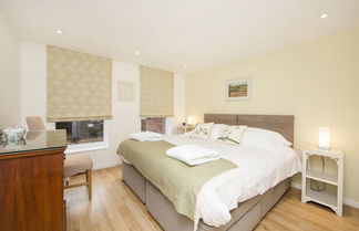 Photo 2 - Large 2 Bedroom, 2 Bathroom Apartment, Moments From King's Road - Edith Terrace