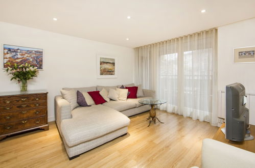 Photo 10 - Large 2 Bedroom, 2 Bathroom Apartment, Moments From King's Road - Edith Terrace