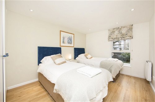 Photo 5 - Large 2 Bedroom, 2 Bathroom Apartment, Moments From King's Road - Edith Terrace