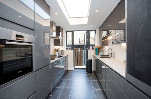 Photo 7 - Contemporary and Bright 3 Bedroom House in a Residential Area of Clapham