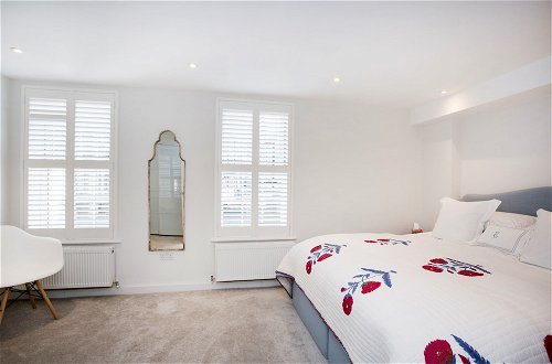 Photo 2 - Contemporary and Bright 3 Bedroom House in a Residential Area of Clapham