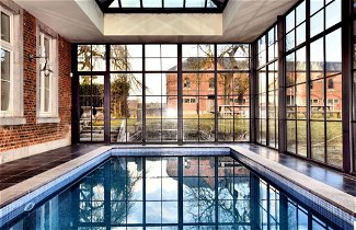 Foto 1 - Luxurious Mansion With Indoor Pool and Sauna