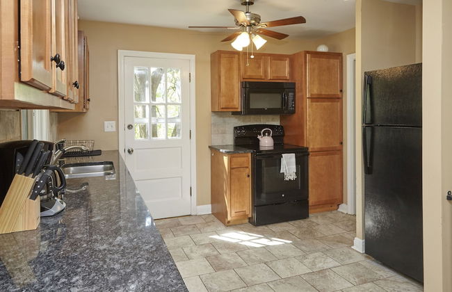 Prime Location! 5BR in Quaint Neighborhood! - Photo 12