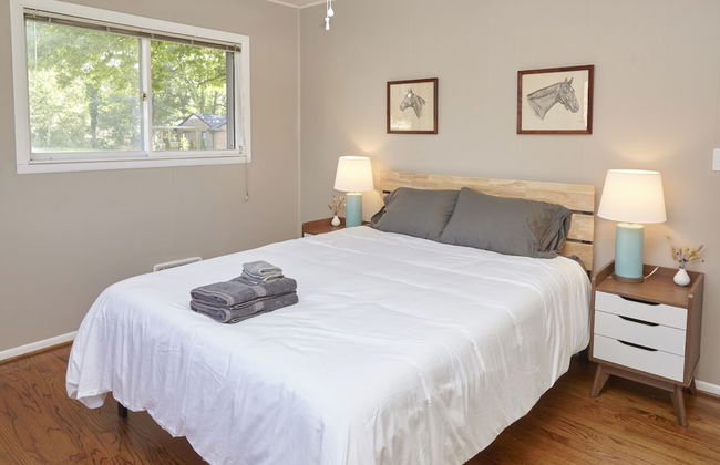 Prime Location! 5BR in Quaint Neighborhood! - Photo 7
