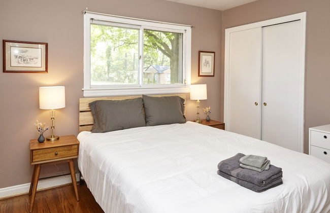 Prime Location! 5BR in Quaint Neighborhood! - Photo 3